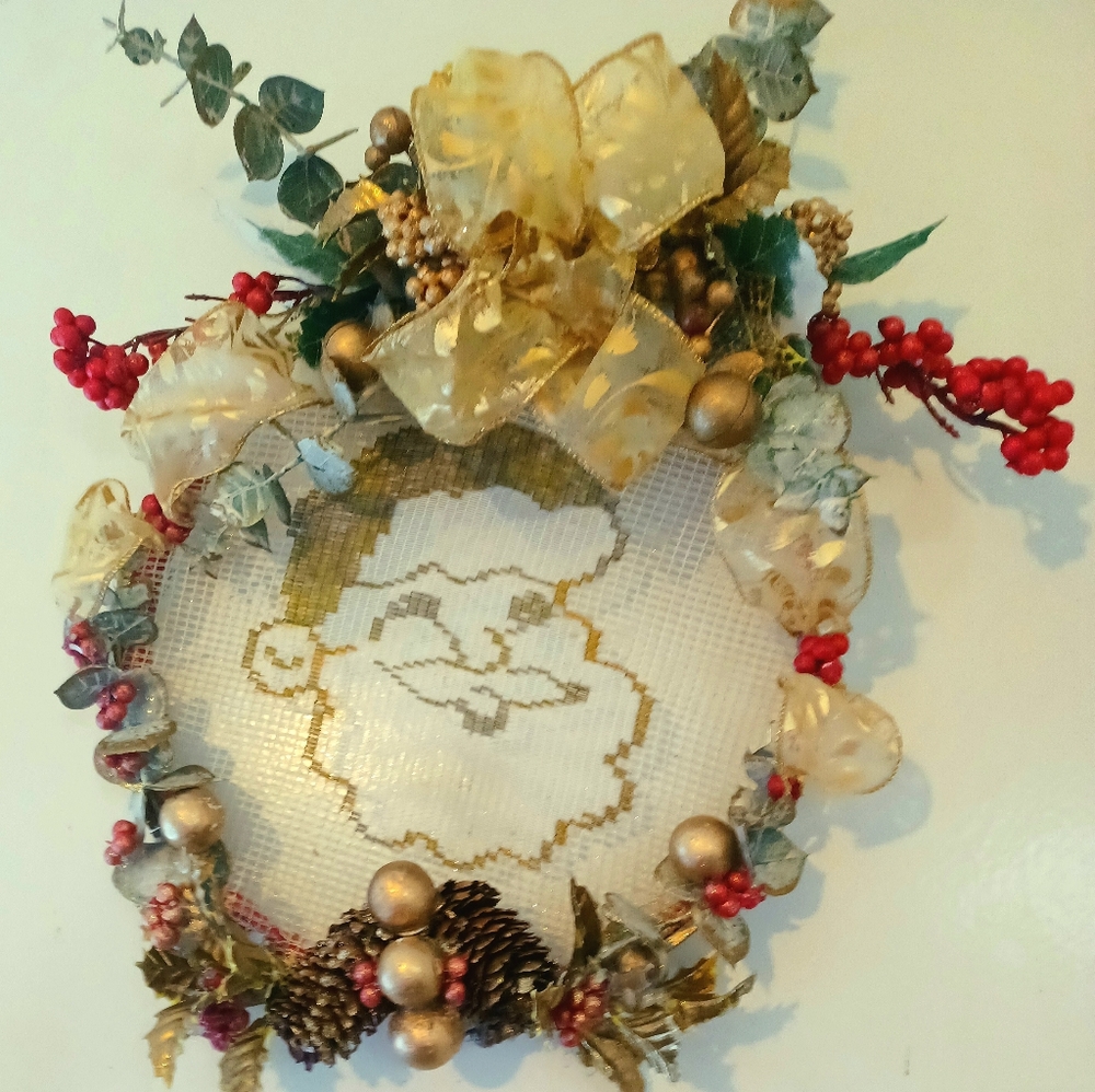 Cute Santa wreath for door or wall.